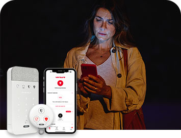 Pimeässä kävelevä nainen katsoo kännykkää. Etualalla Verisuren puhekeskus, SOS-painike ja kännykkä, jonka ruudulla on Verisure Guardian SOS-nappi.