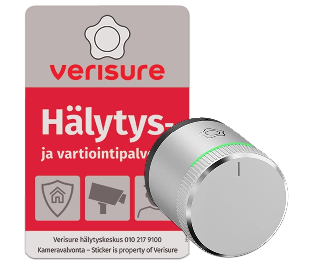 Verisuren valvonnasta kertova kyltti, jossa lukee: "Verisure. Hälytys- ja vartiointipalvelut. Verisure hälytyskeskus 010 217 9100. Kameravalvonta - Sticker is property of Verisure."