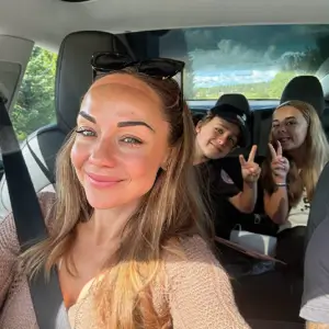 Verisuren tyytyväinen asiakas Diana perheineen autossa.