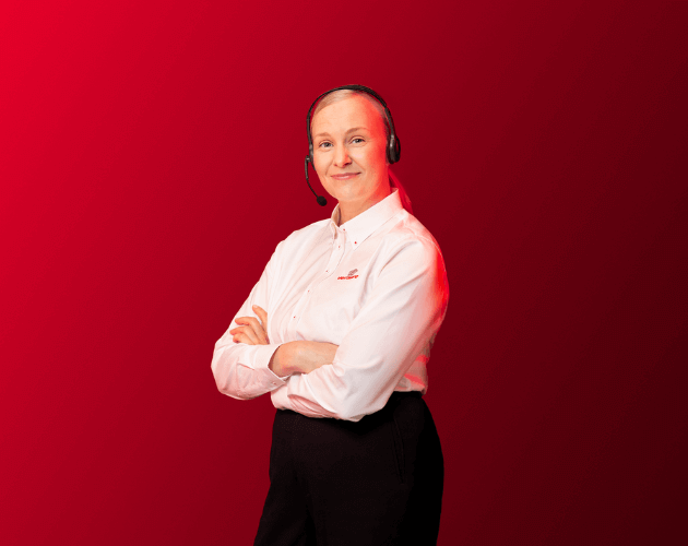 Vaaleatukkainen Verisuren hälytyskeskuspäivystäjä hymyilee kameralle.