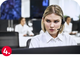 Hälytyskeskuspäivystäjä analysoimassa liikettä.