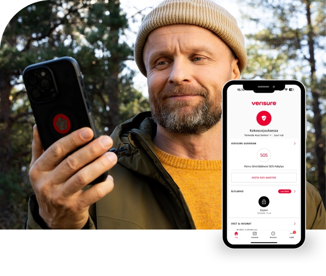 Mies tarkistamassa Verisure-sovelluksesta palovaroittimien tilaa. Etualalla kuva Verisure-sovelluksesta.