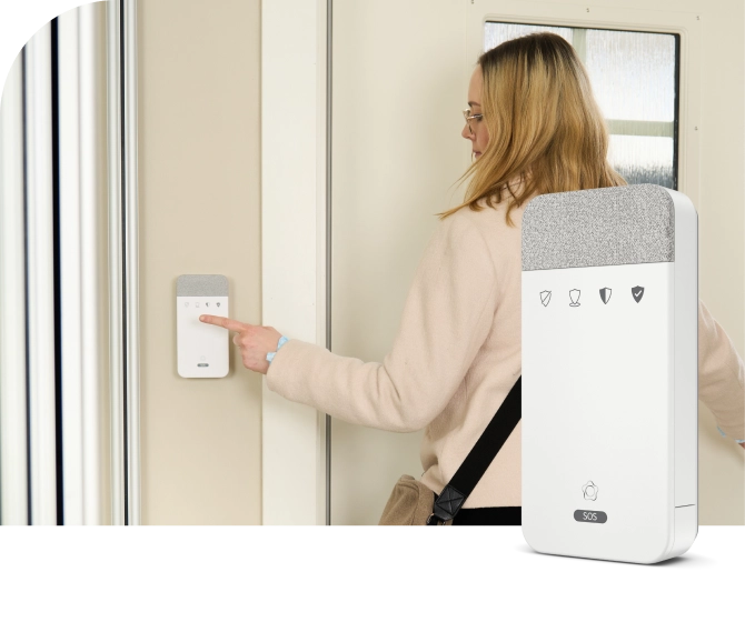 Etualalla käyttönäppäimistö ja puhekeskus, taustalla henkilö, joka on painamassa näppäimistöä.