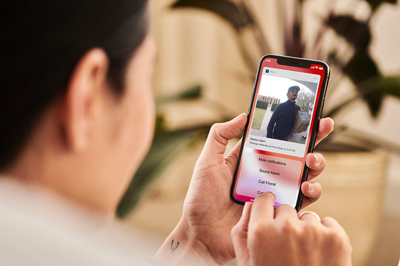Henkilö katsoo Verisuren sovelluksesta videokuvaa oven takana olevasta henkilöstä.