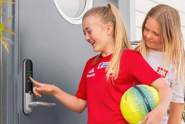 Jenter låser opp Yale Doorman elektronisk dørlås Yale doorman älylukko käytössä