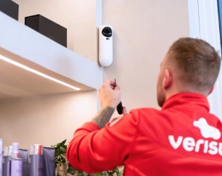 Verisuren asentaja asentaa videokamerailmaisinta.