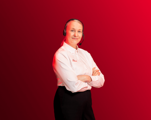 Vaaleatukkainen Verisuren hälytyskeskuspäivystäjä hymyilee kameralle.