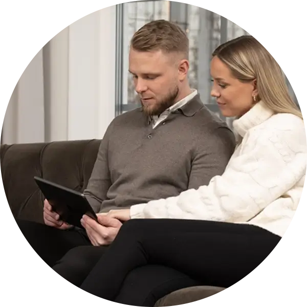 Verisuren asiakkaat katsomassa Omia Sivuja tabletilta.