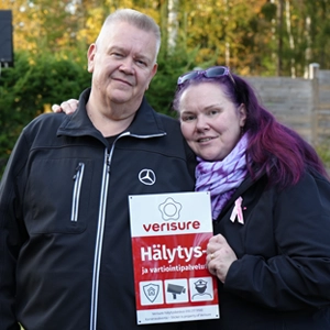 Aki ja Heli Palsanmäki Verisure-kyltin kanssa.