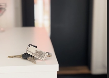 Avainnippu lipaston päällä.