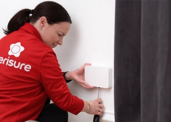 Verisuren huoltoammattilainen avaamassa keskusyksikköä.