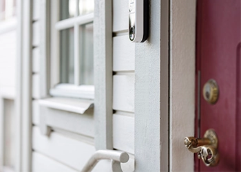 Suljettu ovi, jonka viereen on asennettu Arlon video-ovikello.