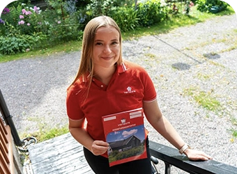 Verisuren työntekijä talon portailla tarjouksen kanssa.