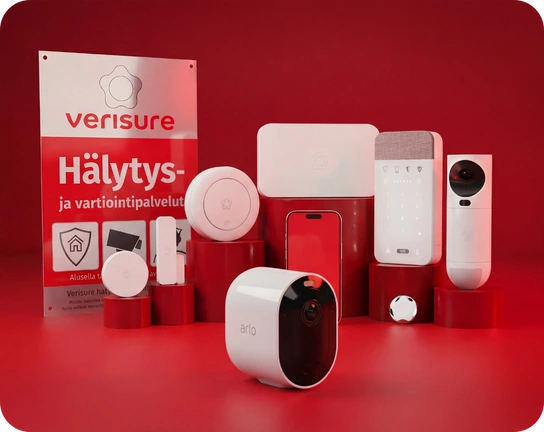 Verisuren valvonnasta kertova kyltti, jossa lukee: "Verisure. Hälytys- ja vartiointipalvelut. Verisure hälytyskeskus 010 217 9100. Kameravalvonta - Sticker is property of Verisure."