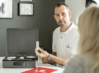 Verisuren asiantuntija esittelee turvalaitteita.