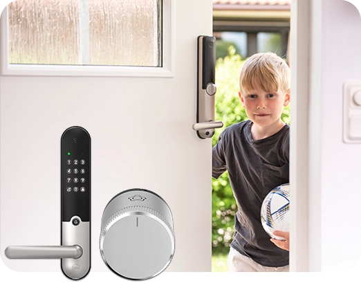 Lapsi tulossa ovesta sisään, etualalla yale doorman ja lockguard -älylukot.
