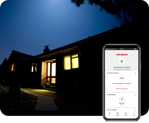 Talo, jossa valot päällä ulkoa katsottuna, ulkona pimeää. Puhelin, jossa näkyy Verisure-sovellus etualalla.
