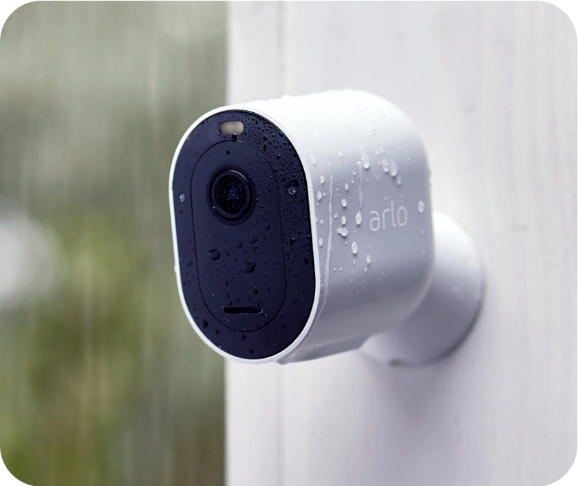 Arlo Pro -valvontakamera ulkona vesisateessa.