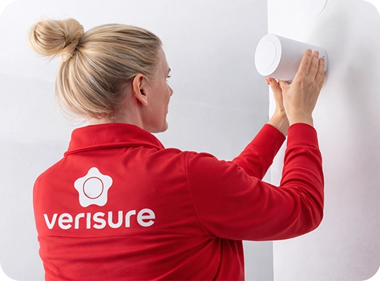 Verisuren huoltaja tarkastelee näköestettä.