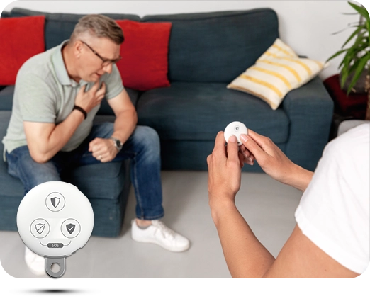 Taustalla joku käyttää kauko-ohjainta, etualalla Verisuren kauko-ohjain.