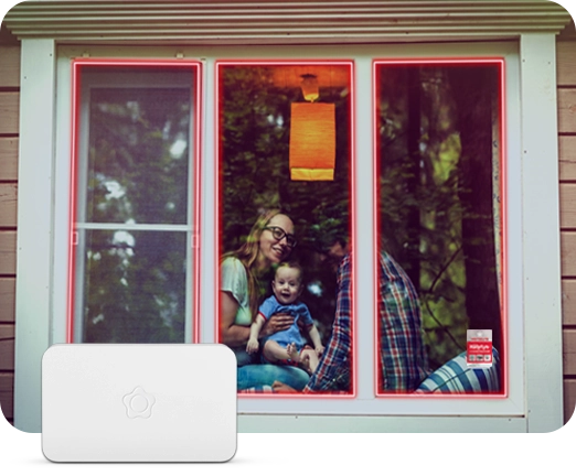 Etualalla Verisuren keskusyksikkö ja taka-alalla perhe suojautussa kodissa.