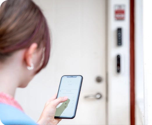 Henkilö käyttämässä Verisure-sovellusta.