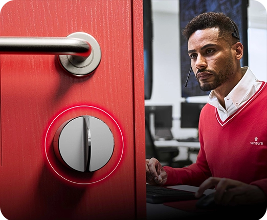 Älylukko ja hälytyskeskuspäivystäjä vierekkäin.