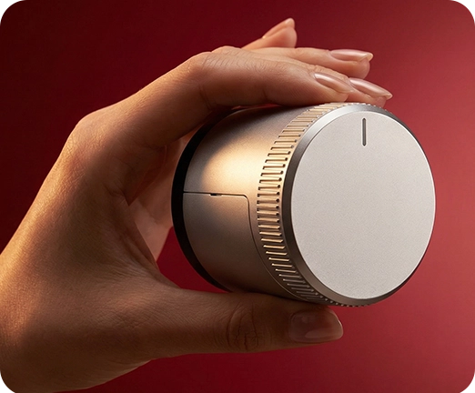 Käsi pitelee älylukkoa.