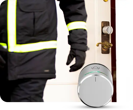 Pelastushenkilö poistumassa, taka-alalla ovi, jossa LockGuard-älylukko.