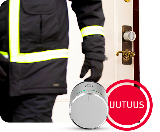 Pelastushenkilö poistumassa, taka-alalla ovi, jossa LockGuard-älylukko.