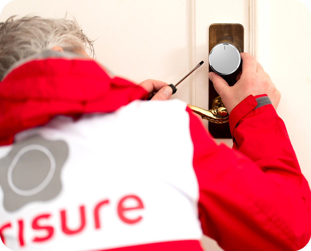 verisuren asentaja asentaa LockGuard älylukkoa