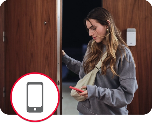 Henkilö käyttämässä Verisure-sovellusta.