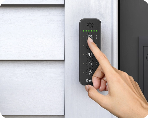 Verisuren ulkonäppäimistö asennettuna ulko-oven pieleen.