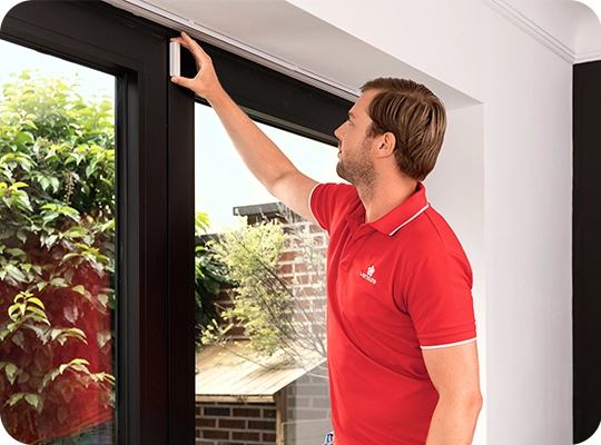 Verisuren huoltomies asentamassa ovivahtia paikalleen.