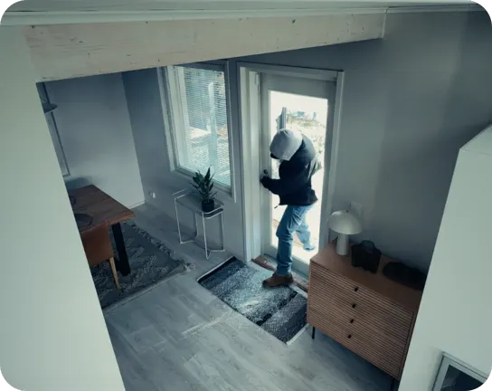 Murtovaras tulossa sisään ovesta. Kuva Verisuren valvontakamerasta.