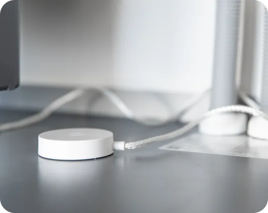 Verisuren vuotovahti pesukoneen vieressä lattialla.