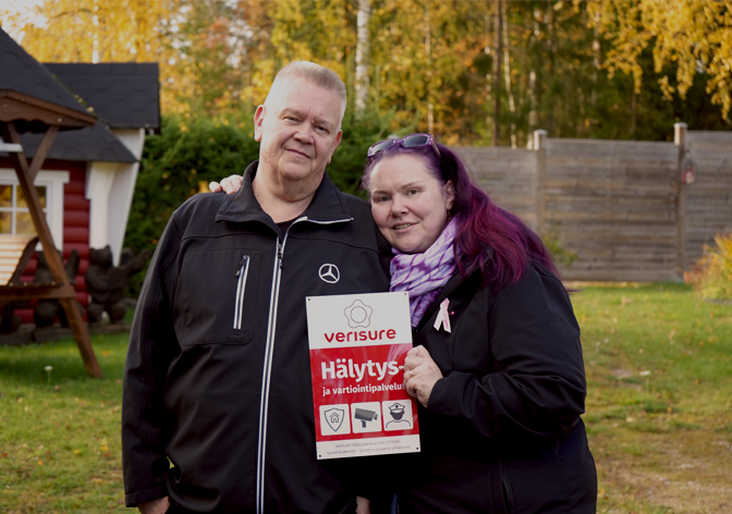 Aki ja Heli kotipihallaan Verisuren valvontakameroiden suojassa.