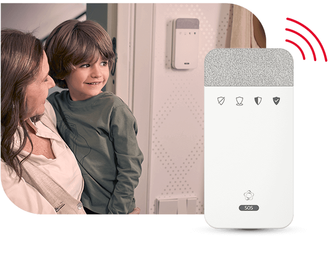 Etualalla käyttönäppäimistö ja puhekeskus, taustalla äiti, jolla on sylissään poikalapsi.