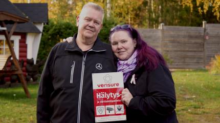 Aki ja Heli kotipihallaan Verisuren valvontakameroiden suojassa.