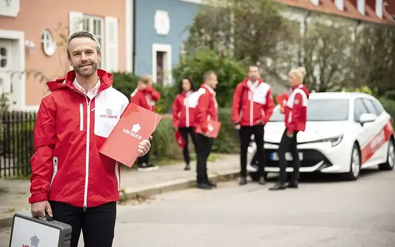 Verisuren työntekijöitä kadulla.