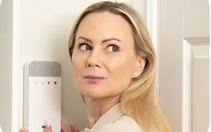 Nainen lähettää SOS-kutsun käyttönäppäimistöltä.